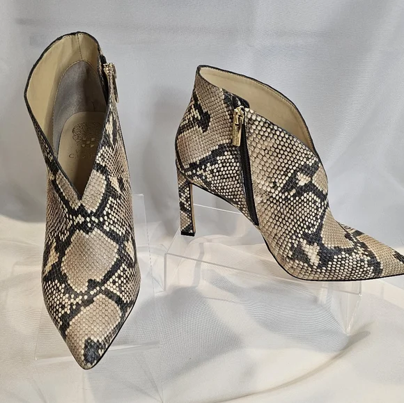 Vince Camuto VC-Sestrind Ankle Bootie - Picture 2 of 9